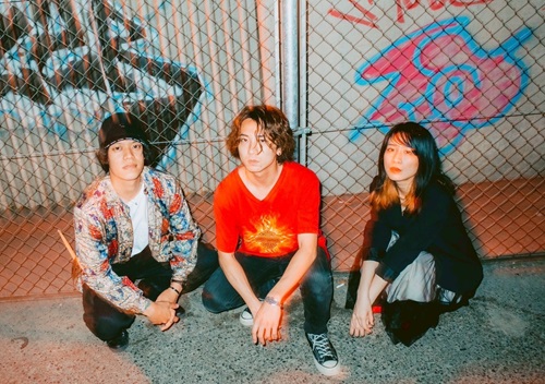 #du予約 🆕

Noah on Deck / シャンデリヤの夜 EP
diskunion.net/jp/ct/detail/1…

Noah on Deck、1stEP『シャンデリヤの夜 EP』をリリース。「白夜行」「シャンデリヤの夜」「color」の3曲を収録。日常のさり気ないシーンを、小田澪(Vo./Gt.)が自身のフィルターを通して啓示的に描いた一作✨