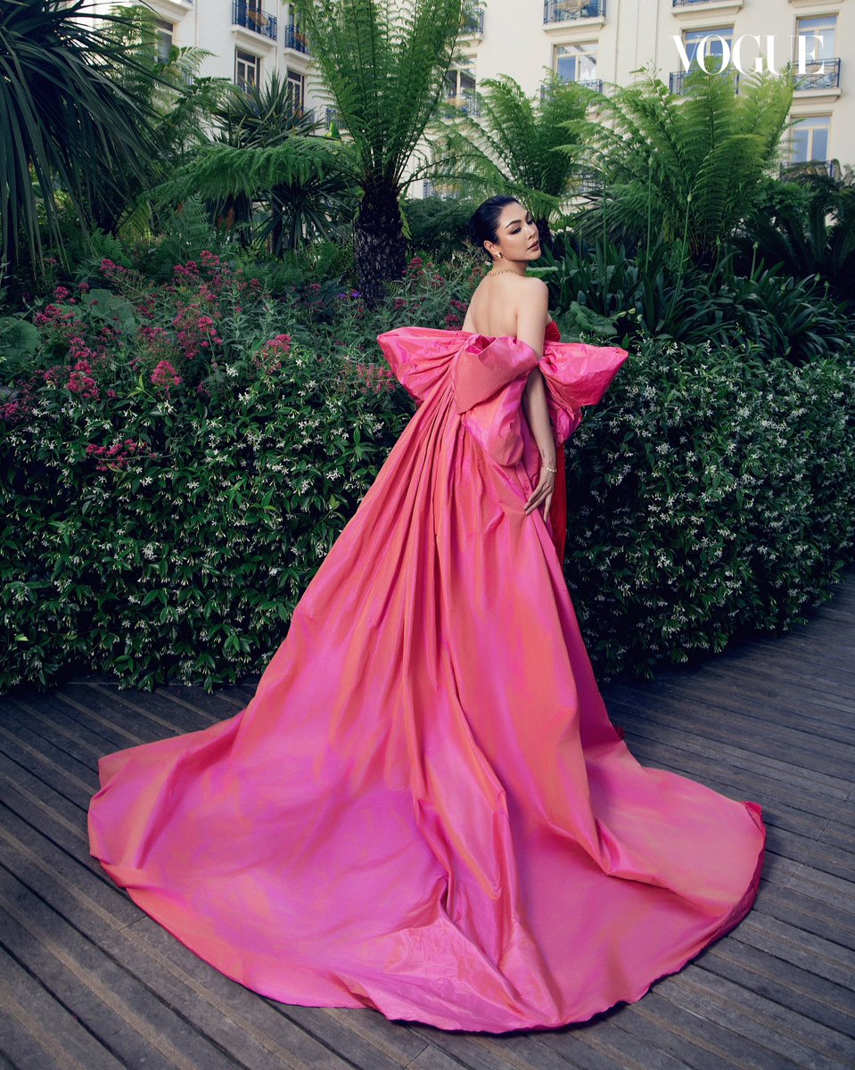 VogueThailand's tweet photo. #VogueExclusive เผยภาพเซ็ตพิเศษของอีกหนึ่งสาวไทยที่ได้ร่วมเยือนพรมแดงเทศกาลภาพยนตร์เมืองคานส์ ครั้งที่ 78 ประจำปี 2025 อย่าง ‘ฝ้าย-พีรญา‘ ก่อนเข้าร่วมสร้างแฟชั่นโมเมนต์ด้วยการสวมชุดเดรสเกาะอกสีแดง เพิ่มเลเยอร์ความตระการตาด้วยดีเทลผ้าสีชมพูสวมช่วงแขนและเย็บติดช่วงหลังยาวลากพื้นจาก Giambattista Valli Paris แมตช์เข้ากับจิวเวลรีอย่างสร้อยคอเพชรขอบสีทองทรงหยดน้ำ สร้อยข้อมือ และแหวนจาก Boucheron #Cannes2025 #CannesFilmFestival

Photo: Arthur