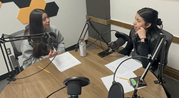 This school year’s last bilingual podcast “¿Qué pasa?” features <a href="/HHSHornets1/">Harvard High School</a> AP students &amp; twins Elizabeth and Melissa reflecting on their junior year. Don’t miss their story! open.spotify.com/episode/6fHjOw… <a href="/HarvardD50/">Harvard CUSD 50</a> <a href="/AmberBowgren/">Amber Bowgren</a>  #harvardduallanguage