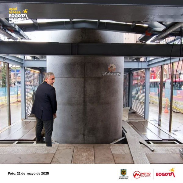 Iván Duque ya estuvo visitando las estaciones de transmilenio. 🤣