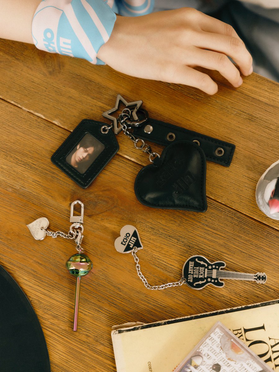 진 (Jin) 'Echo' Official Merch.
Concept Photo (2/3)

🩵 상품 공개: 2025. 05. 23. 11AM(KST)
🩷 판매 오픈: 2025. 05. 26. 11AM(KST) 
💛 <a href="/weverseshop/">Weverse Shop</a> 

#진 #Jin #Jin_Echo