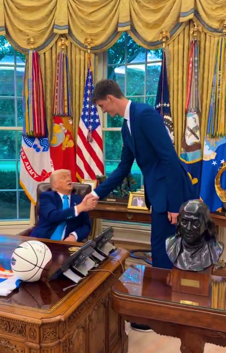 El presidente Trump recibe en el Despacho Oval a un jugador de los Florida Gators que mide 2 metros y 32 cm.