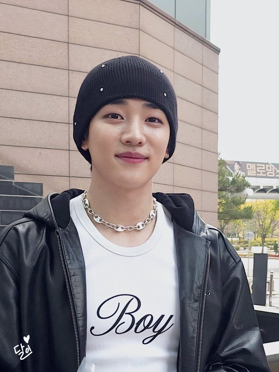 ppu_dal's tweet photo. 우리 재찬이 미팬도 30분넘게해주고 커피차에 준비한것 직접 나눠주고 포즈도 다해줘써🥹🥹 바쁘다는 핑계로 게으름피워서 미아네
🐱🧋🎁💜 https://t.co/KRuPnpBlxs