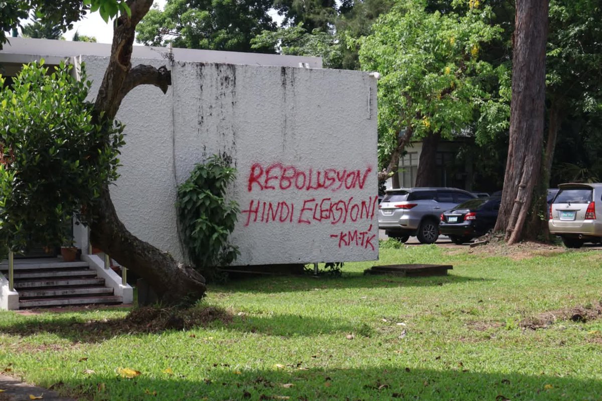 uplbperspective's tweet photo. TINGNAN: Nagkalat ang iba't ibang pinta at stickers mula sa Kabataang Makabayan Timog Katagalugan (KM-TK) at Artista at Manunulat ng Sambayanan (ARMAS), sa University of the Philippines Los Baños (UPLB), kahapon, Mayo 21. 

#ResumePeaceTalks
#RevolutionariesNotTerrorists https://t.co/joEKtOpNcz