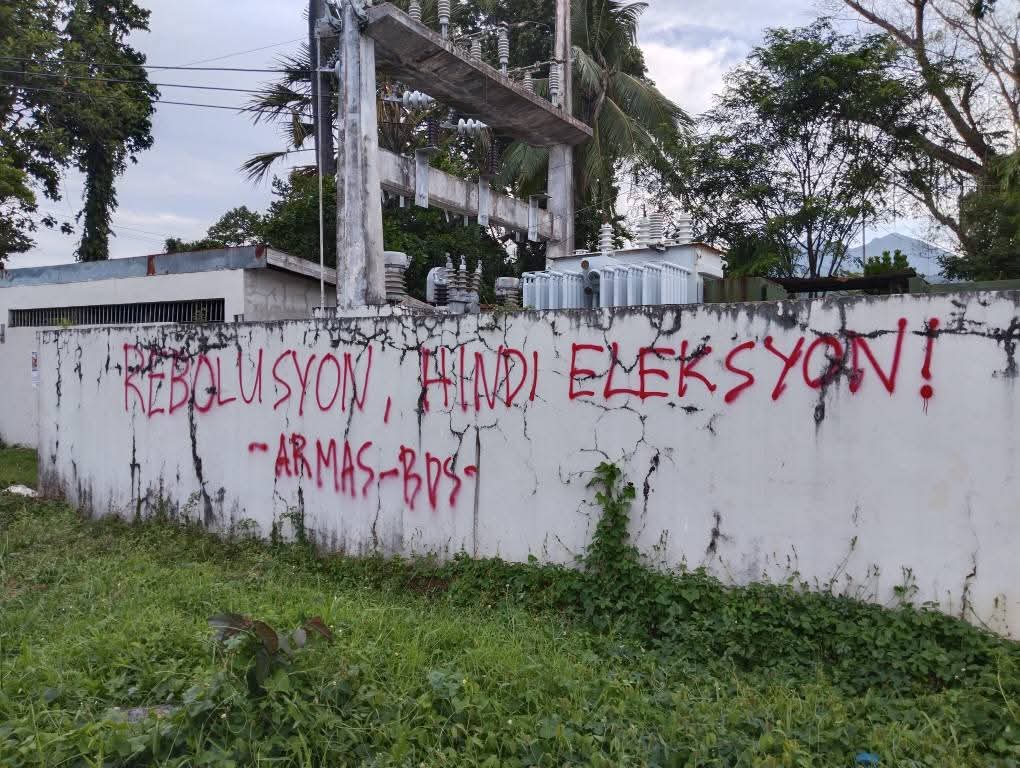 uplbperspective's tweet photo. TINGNAN: Nagkalat ang iba't ibang pinta at stickers mula sa Kabataang Makabayan Timog Katagalugan (KM-TK) at Artista at Manunulat ng Sambayanan (ARMAS), sa University of the Philippines Los Baños (UPLB), kahapon, Mayo 21. 

#ResumePeaceTalks
#RevolutionariesNotTerrorists https://t.co/joEKtOpNcz