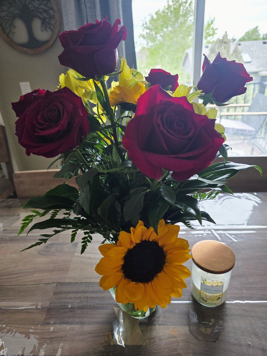 🌻Sometimes, it's not the grand gestures that fill our hearts the most, but the quiet, unexpected sweetness tucked into ordinary days. The surprise “just because” message, a kind smile from a stranger, a spontaneous “I love you” whispered when you least expect it. These are the