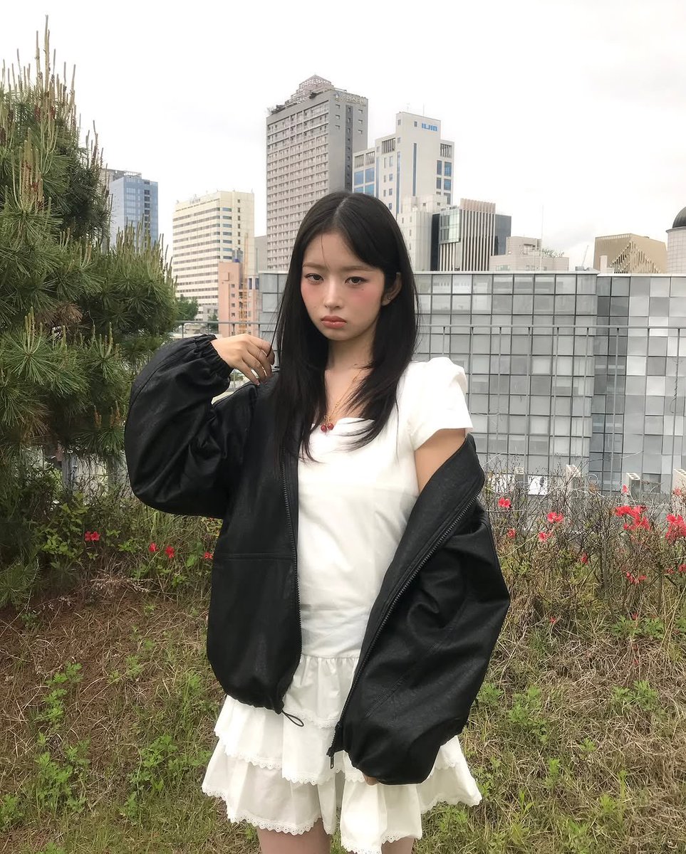 reinfoi's tweet photo. 空はあまり晴れていませんが、私はまだ元気そうですね？🍒🤍 https://t.co/WmMPmGqDOJ