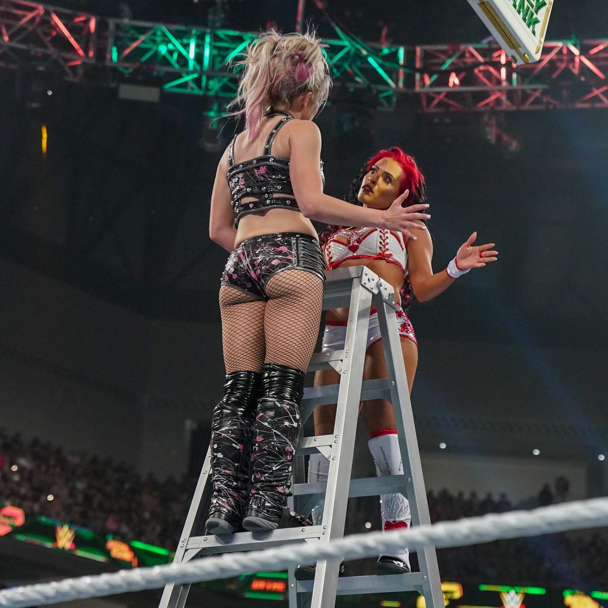 AlexaDaGOAT's tweet image. When Alexa Bliss returned on SmackDown on May 9th she did a callback to when she hypnotized Zelina at MITB 2021. #AlexaBliss ⭕️