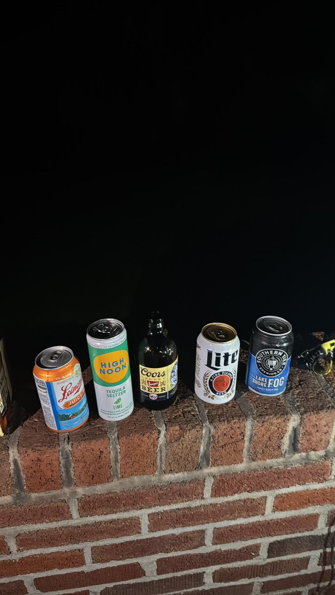 PaulieMFWalnuts's tweet photo. Bullpen on a shitty night. #bluecollar https://t.co/ctytcsYmO1