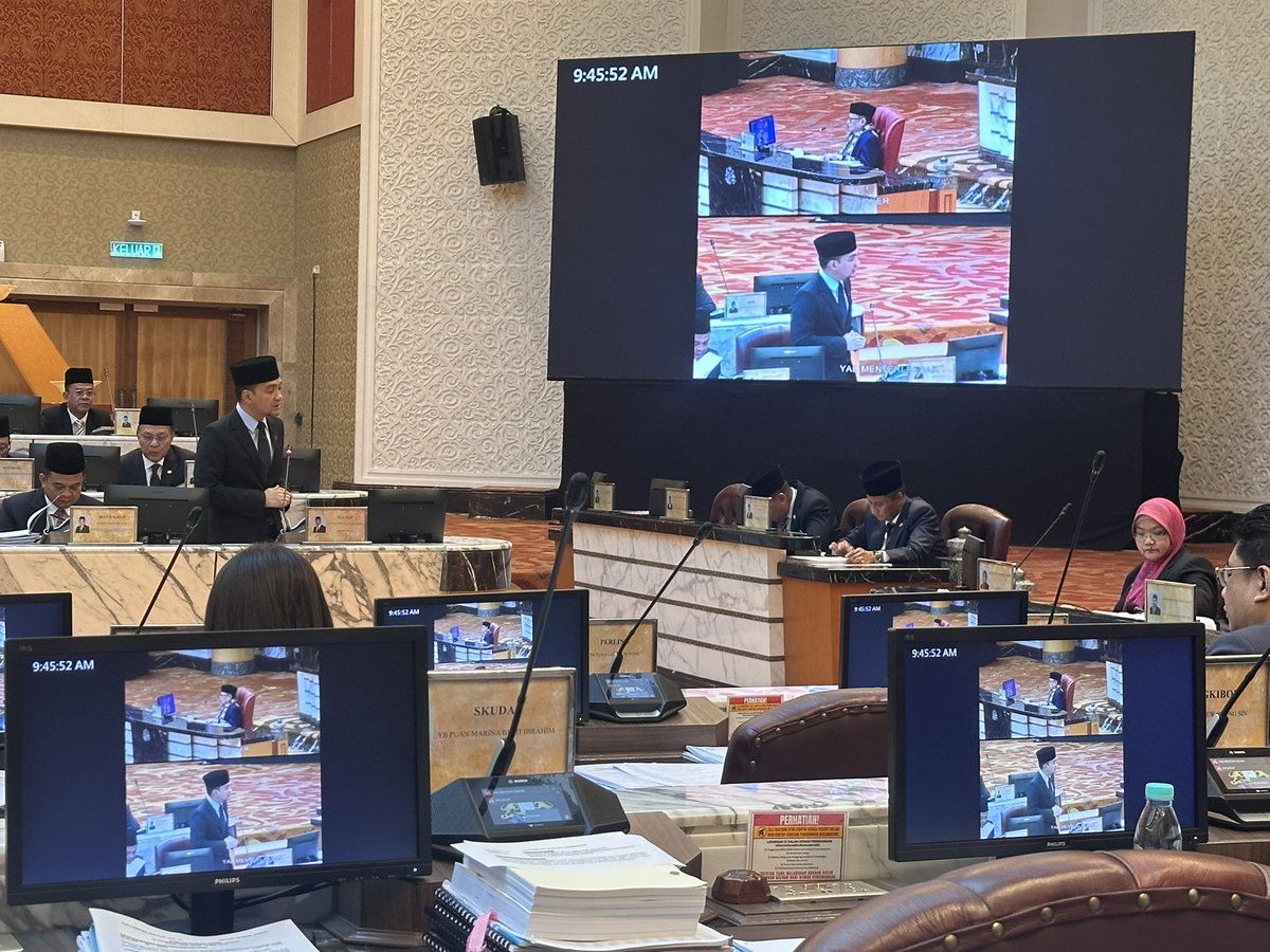 Selamat pagi semua!

Hari ini saya akan berucap di Dewan.

Pagi tadi ramai YB yang membuat aduan ke YAB MB berkenaan masalah air di seluruh Johor Bahru. Rumah saya juga terkesan dengan masalah air yang berlaku.