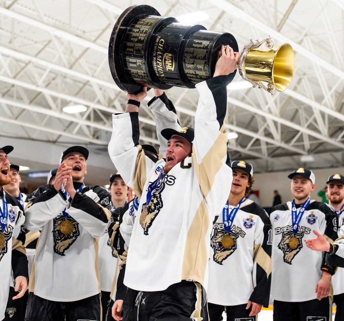 CONGRATULATIONS to LA Jr. Kings grad Zane Rowan, who hoisted the Robertson Cup as captain of this year's NAHL champion Bismarck Bobcats! 🏆