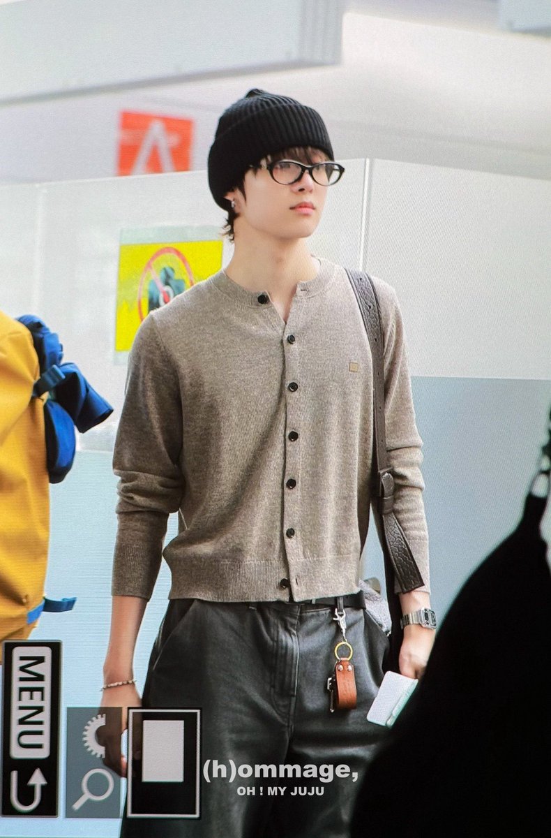 AHHAIWIWIWKWNHAJAHAHWJWIWIW