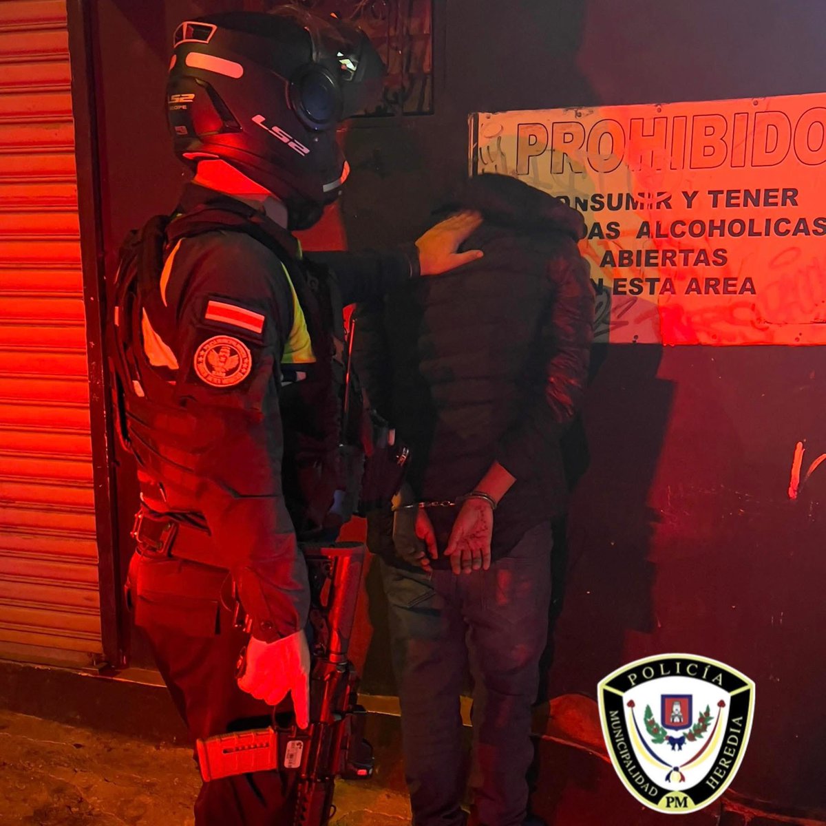 Gracias a la rápida acción de la Policía Municipal de Heredia, el Servicio Táctico Motorizado apoyo del Centro de Monitoreo, se logró la detención de cinco personas involucradas en distintos robos en Heredia. Se recuperaron celulares y evidencias importantes para el caso.