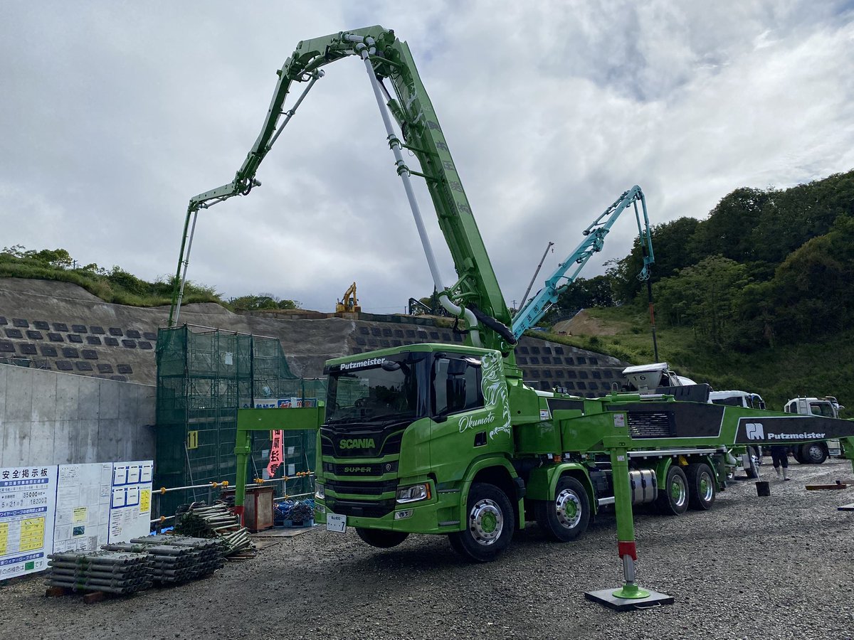 本日は12ブロック底版部のコンクリートを打設🏗️

県下で発導入されたブーム長さ42.5mのコンクリートポンプ車で打設してます。

本日もご安全に🦺⛑️