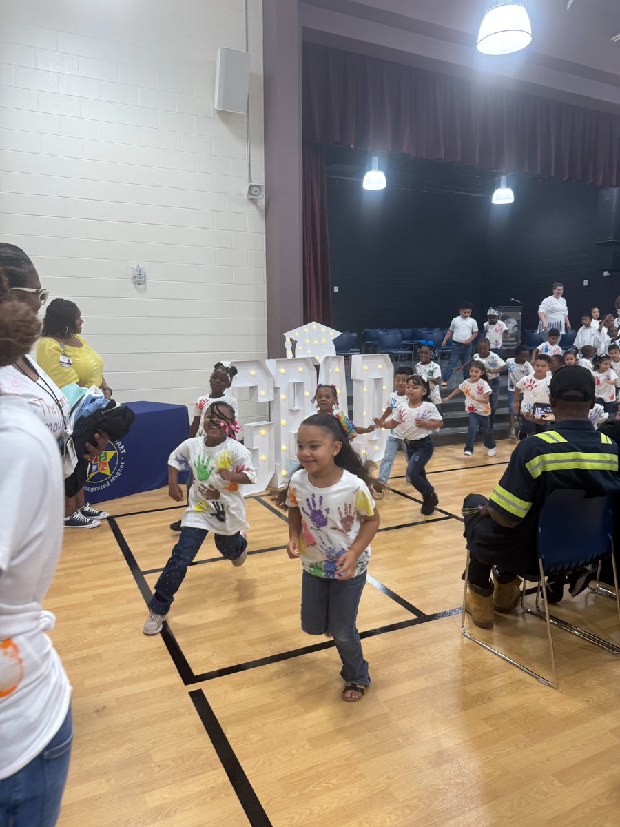 ConderStars's tweet image. 🎓 Our Kindergarten stars shined bright today at their Promotion Ceremony! We’re so proud of  them. 💛

Huge thanks to our incredible teachers for their love + support all year, and to our families for being part of the journey. First grade, here they come! 🌟
@RichlandTwo
