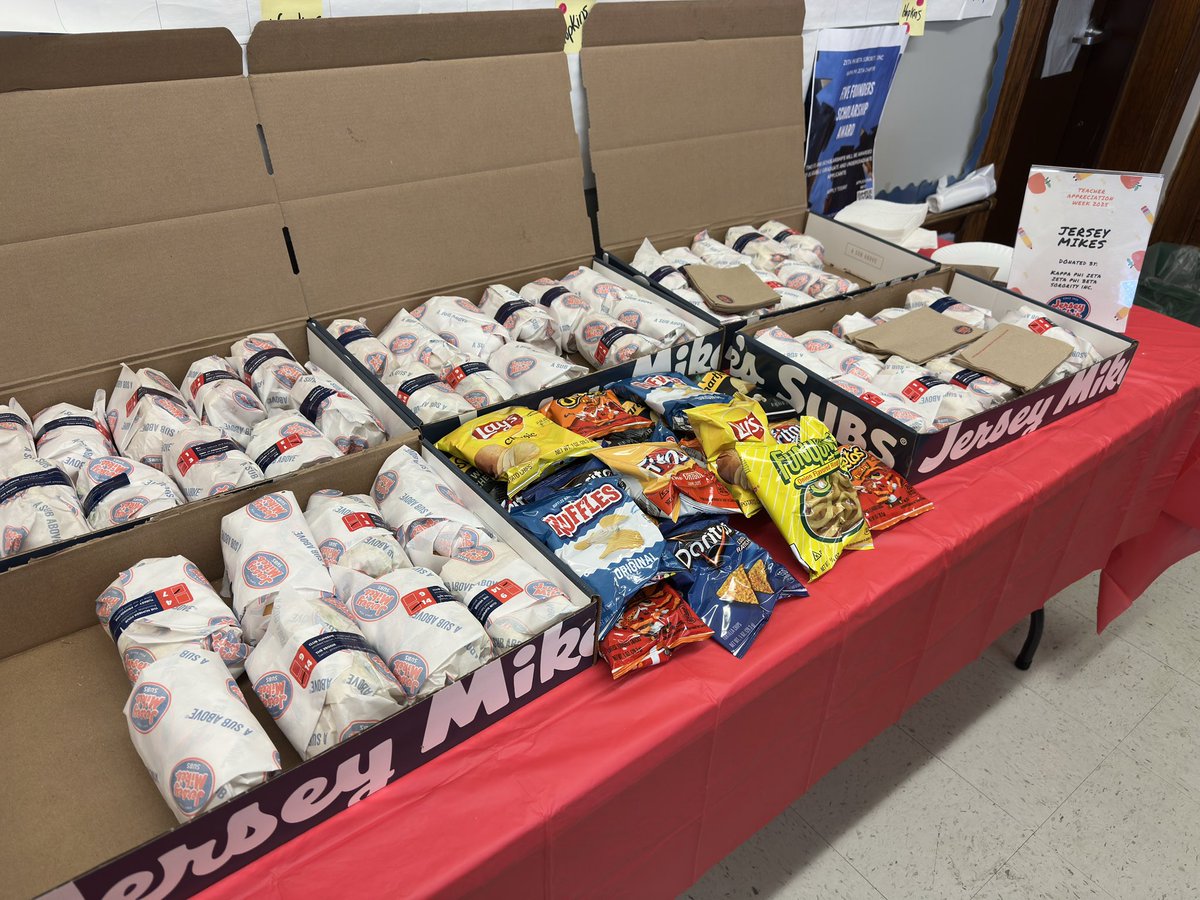 Dmm74's tweet photo. Day #3 of Teacher Appreciation Week at Kennedy with lunch from Jersey Mike’s! Thanks to the Zeta Phi Beta Sorority Inc. for treating our teachers to an amazing lunch! 💙 We love to partner with such amazing community members! @pvdschools @ElementaryZone https://t.co/Nrsui8lqFr
