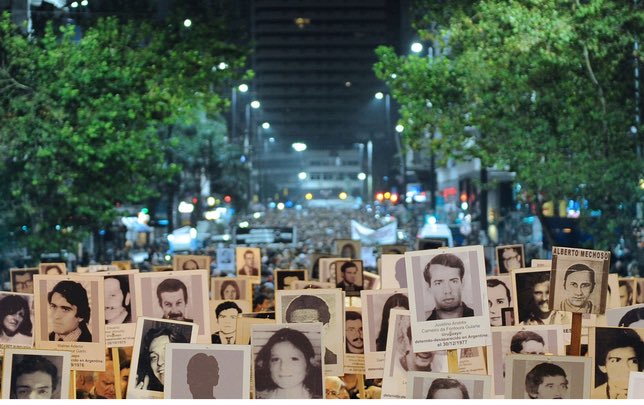 MILES DE URUGUAYOS PARTICIPARON EN LA 30ª MARCHA DEL SILENCIO
[ actualidad.com.uy ]

Una multitud marchó una vez más por verdad y justicia, en una masiva movilización pública convocada por la Coordinadora de Apoyo a Madres y Familiares de Detenidos Desaparecidos.