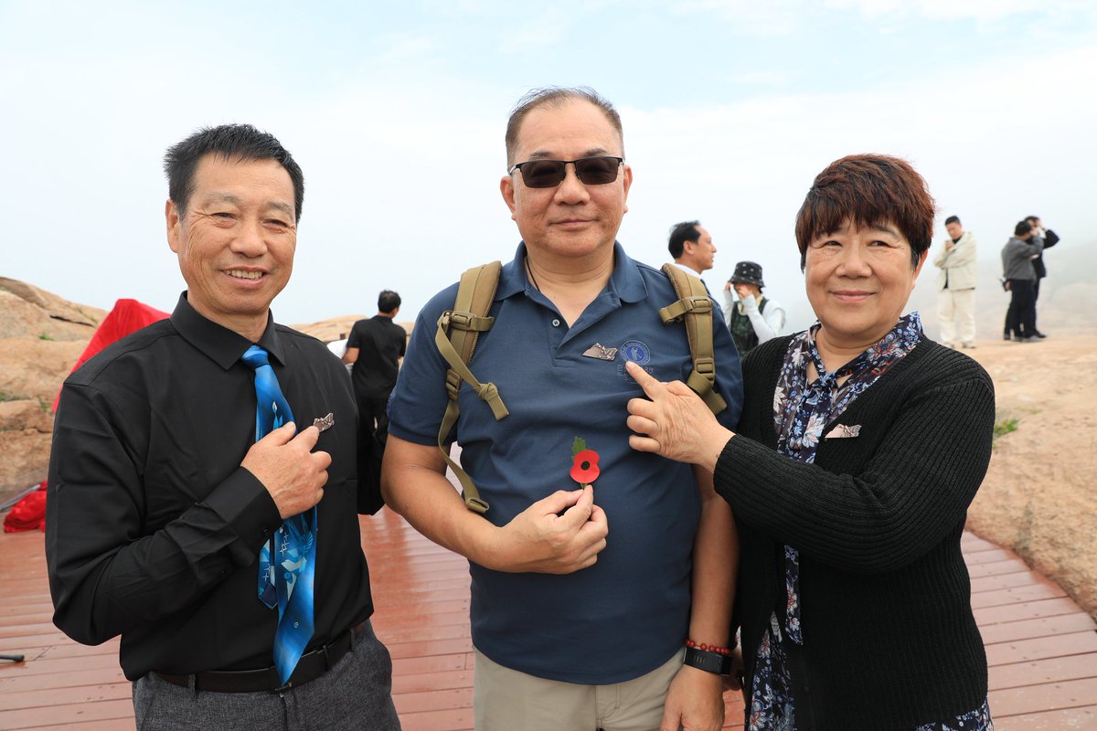 在舟山东极，“里斯本丸”号沉船营救事件英军后人和舟山渔民后代相聚在雕刻着“渔民握”的纪念碑前。这座冰凉的石碑背后，是一段温暖的历史：“里斯本丸”号沉船营救事件。