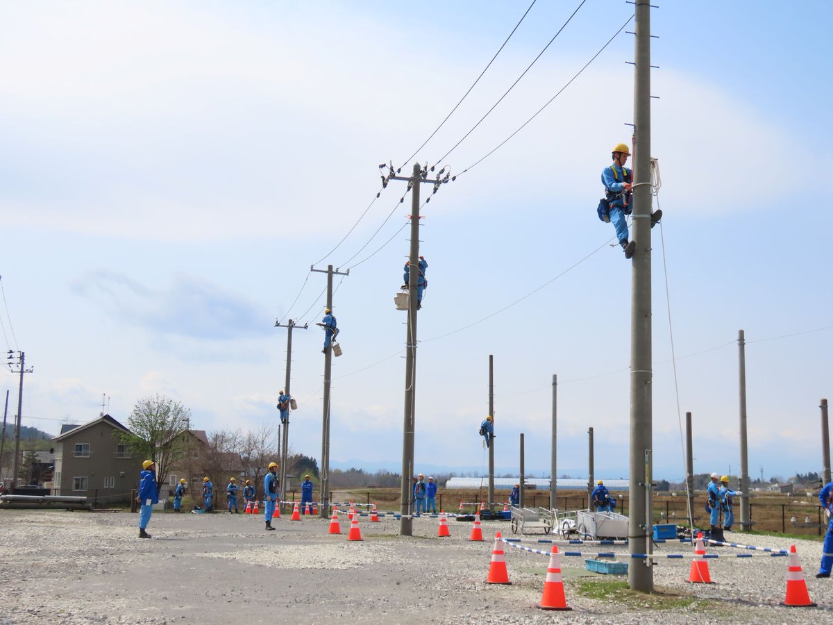 青森支社 は、県内事業所の配電部門に配属された新入社員１３名を対象とした技能教育を実施しました💪 当日は配電業務の基本となる電柱の昇降訓練を行い、先輩社員に励まされながら  #配電マン として第一歩を踏み出しました👷‍♂️✨ 一人前の配電マンさ目指してけっぱれ ...