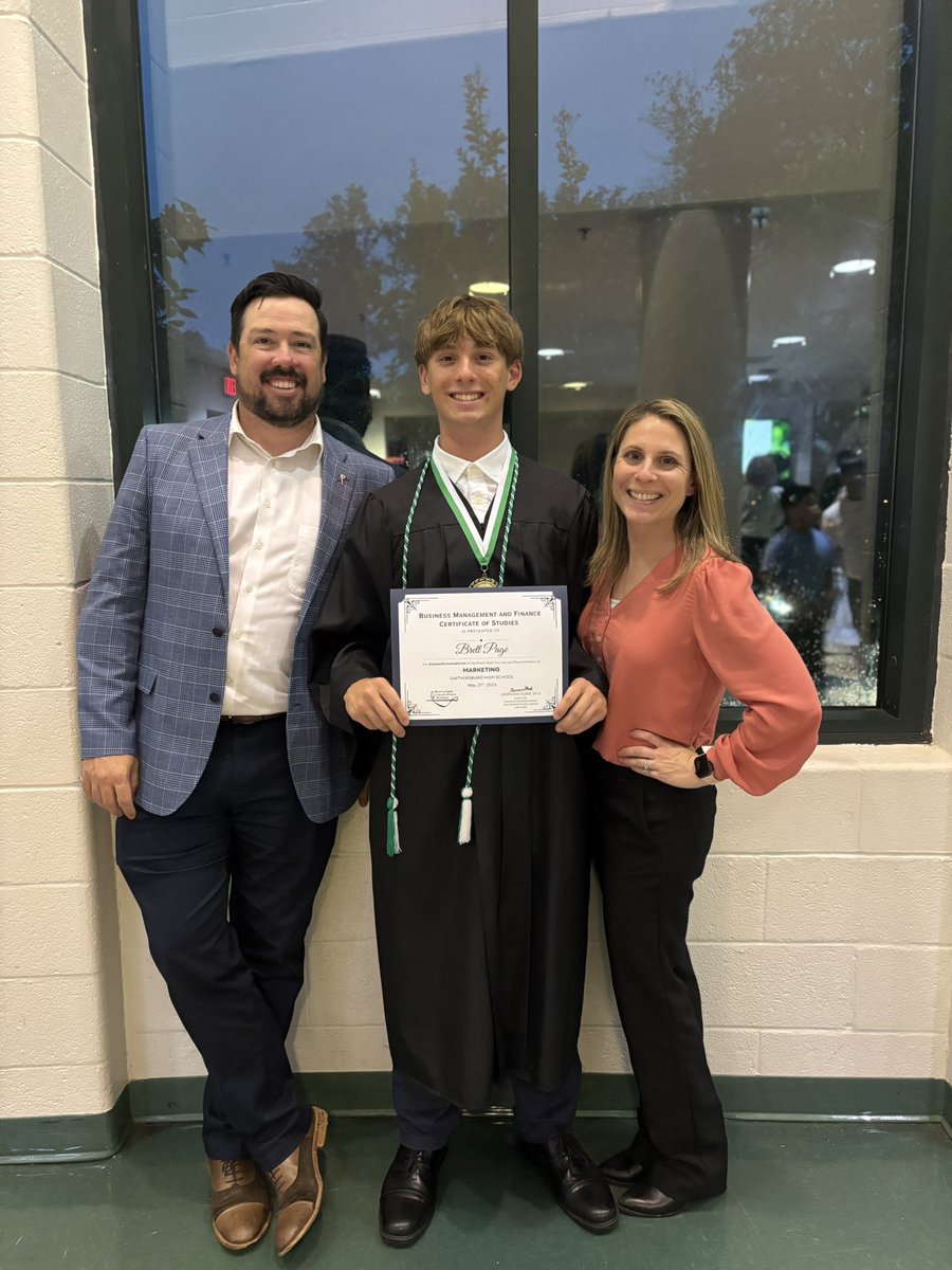 Proud mama! Congrats to our soon to be graduate! 👏🏻🎉 Senior awards ceremony and CTE BMF graduation ceremonies this week! 🥹💙💛