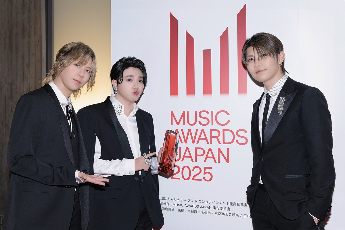AORINGOHUZIN's tweet photo. 国内最大規模の国際音楽賞
「MUSIC AWARDS JAPAN 2025」
Premiere Ceremony授賞式において
【最優秀ジャパニーズソングアーティスト賞】を受賞いたしました🏆
ありがとうございました✨
⁡
本日のレッドカーペット
Grand Ceremony授賞式でのパフォーマンスもお楽しみに👀
⁡
🗓️18:00～
レッドカーペットライブ（NHK BS）
⁡
🗓️19:30～ 
Grand Ceremony授賞式（NHK 総合)
▶️YouTube ※30分遅れての配信になります
https://t.co/VNVSZq4bdH
⁡
#MrsGREENAPPLE
#MAJ2025
#MUSICAWARDSJAPAN