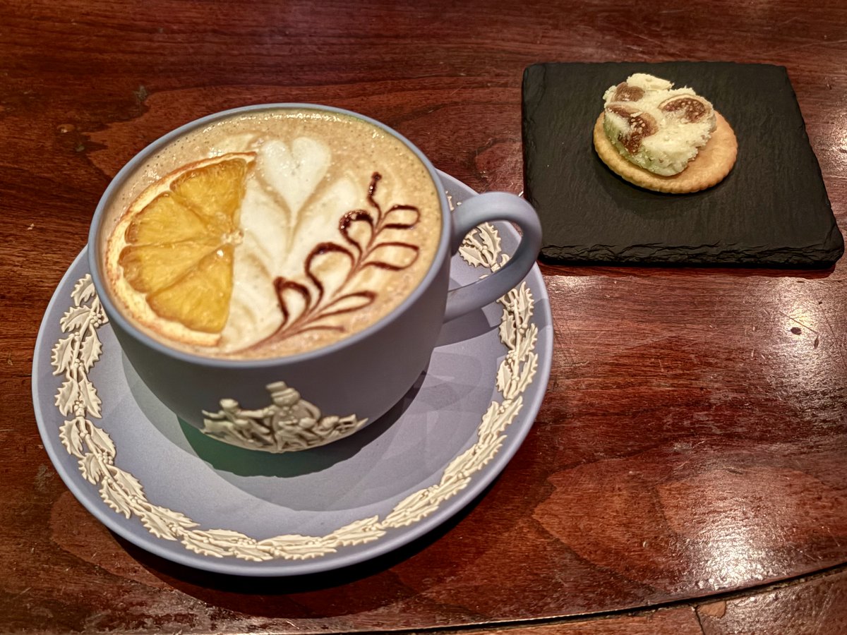 fudouchu's tweet photo. おはようございます☺️
先日魚町にあるCOFFEE BAR Jに行ってきました☕
コーヒーを使った美味しいカクテルが楽しめますよ～
わたしはカフェモカ＆コアントローの温かいコーヒーカクテルをいただきました😎
↓インスタ
https://t.co/nHnSE8cYVV https://t.co/Q9e08E3NV0