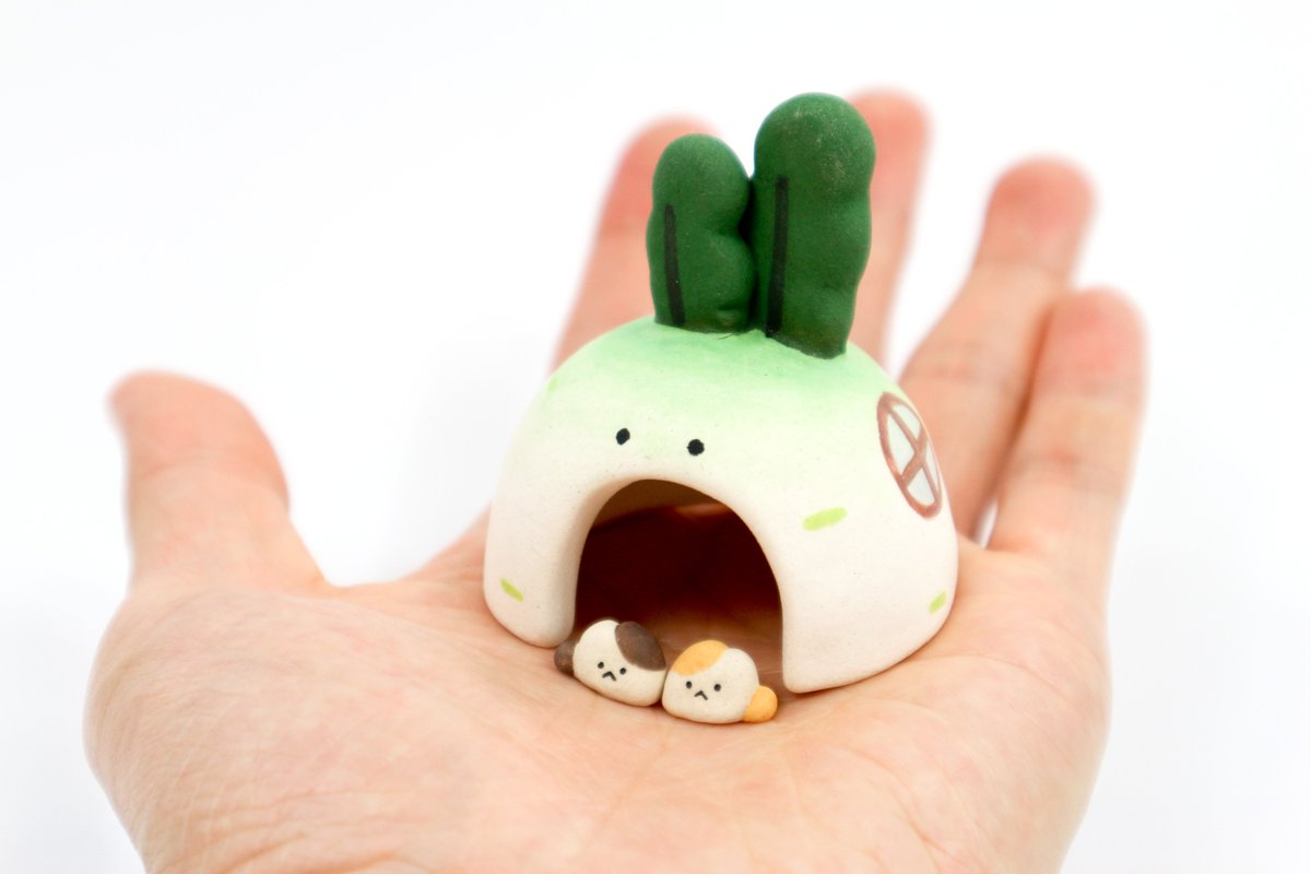 손바닥위에 쏙 들어가는 크기에요.