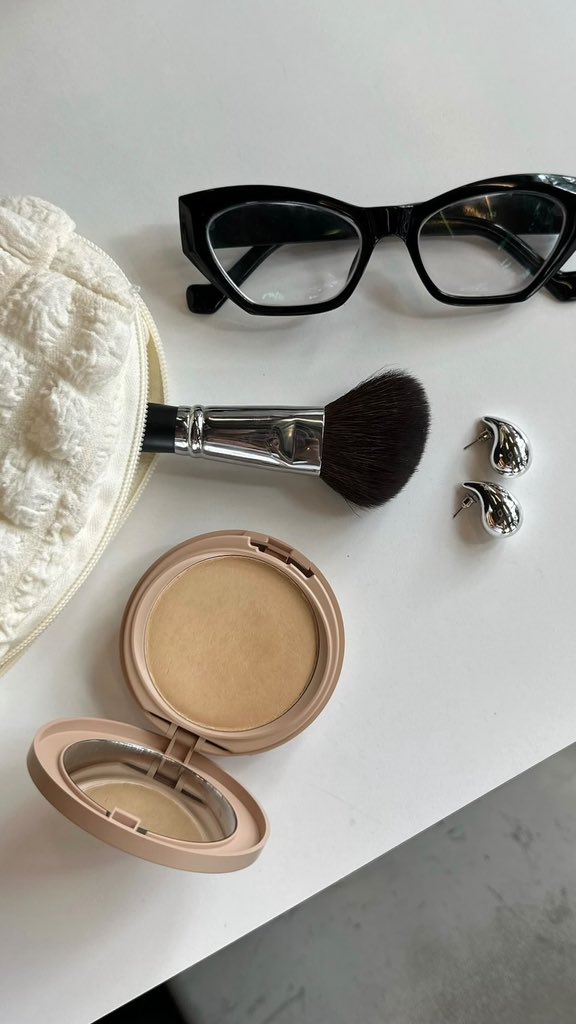 blpbeauty's tweet photo. Wajib ada di makeup pouch Minzie buat touch up: #CompactPowderBLP β¨
Soalnya packaging-nya gak makan tempat & udah ada kacanya, plus teksturnya ringan tapi langsung bikin complexion fresh lagi! Like kalo kamu setuju π https://t.co/NOCSRFq3Rk