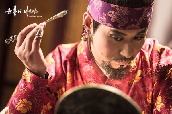 심지어 이분은 육룡이 나르샤 길태미로 인기 많아지면서 주변에서 길태미 컨셉 CF 제의도 많이 들어왔는데 배우는 연기를 주로 해야한단 소신땜에 다 거절하고 한길만 파셨다고 함