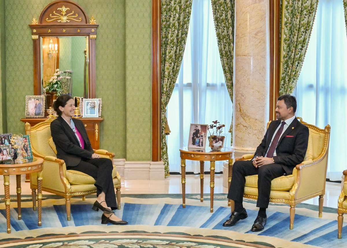 UKinBrunei's tweet photo. Our High Commissioner had the privilege of a farewell audience with the Crown Prince, HRH Prince Haji Al-Muhtadee Billah, before leaving Brunei. 

A thoughtful discussion on the depth of the relationship between 🇬🇧🇧🇳 and the potential for future collaboration. https://t.co/t46XafiCSC