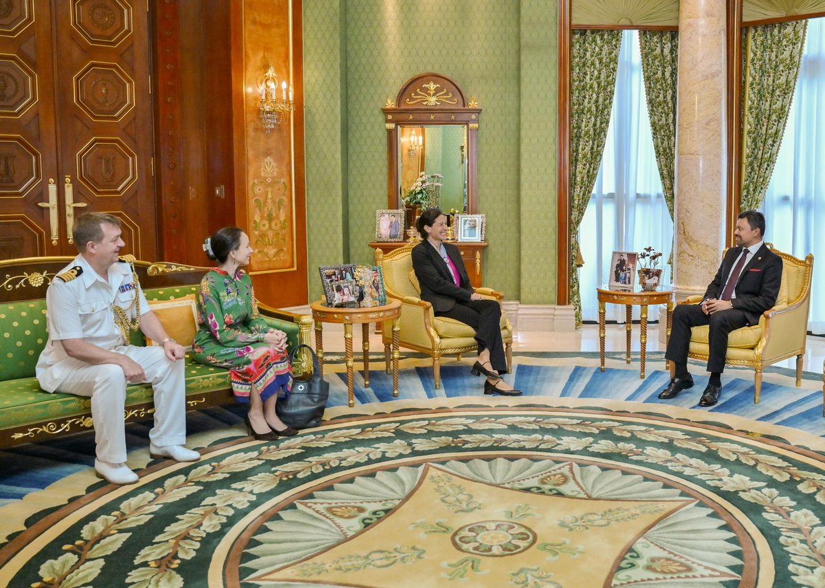 UKinBrunei's tweet photo. Our High Commissioner had the privilege of a farewell audience with the Crown Prince, HRH Prince Haji Al-Muhtadee Billah, before leaving Brunei. 

A thoughtful discussion on the depth of the relationship between 🇬🇧🇧🇳 and the potential for future collaboration. https://t.co/t46XafiCSC