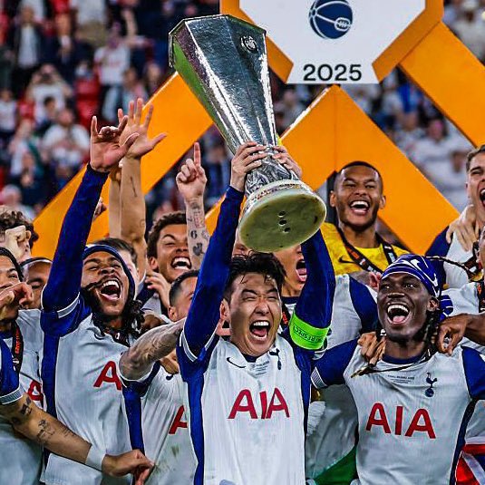 #صور من تتويج #توتنهام 🏴󠁧󠁢󠁥󠁮󠁧󠁿 #بكأس_الدوري_الأوربي 🏆
