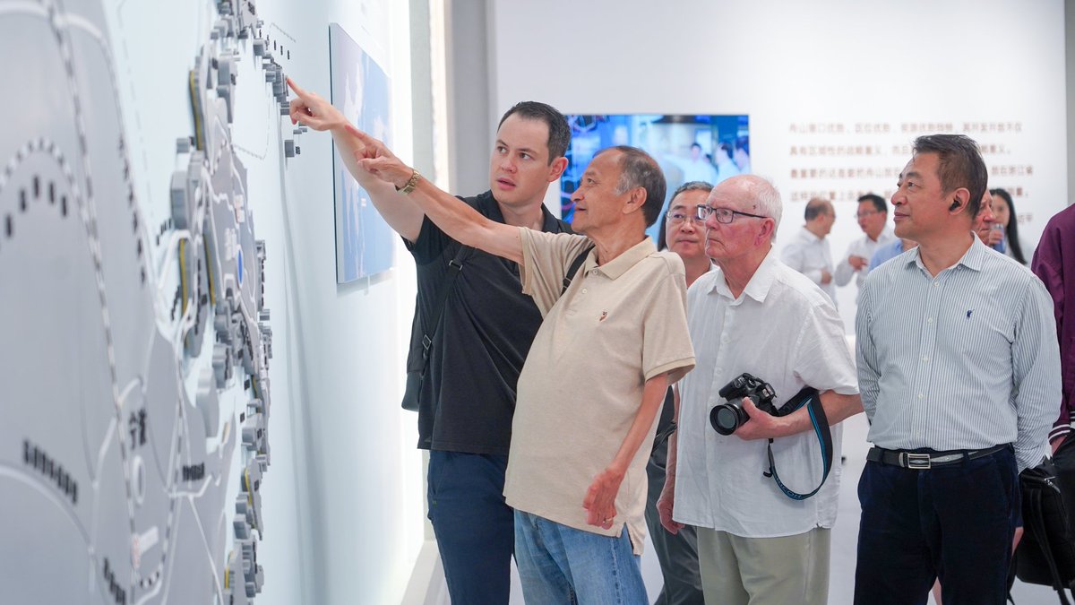 RachelTaylor817's tweet photo. Today, at Dongji of #Zhoushan, descendants of the British army and Zhoushan #fishermen gathered in front of a monument carved 。
 Behind the stone monument lies a heartwarming chapter of #history: the sinking of the "Lisbon Maru." https://t.co/0QbWLV24cd