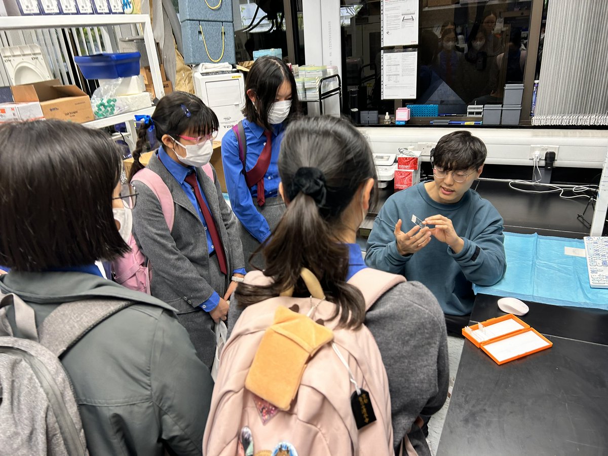 HKLaureateForum's tweet photo. #ExploringNewHorizons2025 was honored to revisit Laboratory of Cancer Immunology @CUHKMedicine, a hearty thank you to Prof Tang and his research team for illuminating the future of anti-cancer research. #HongKongLaureateForum #LeeShauKeeFoundation #Science #ScienceExploration https://t.co/nl995MaCWB