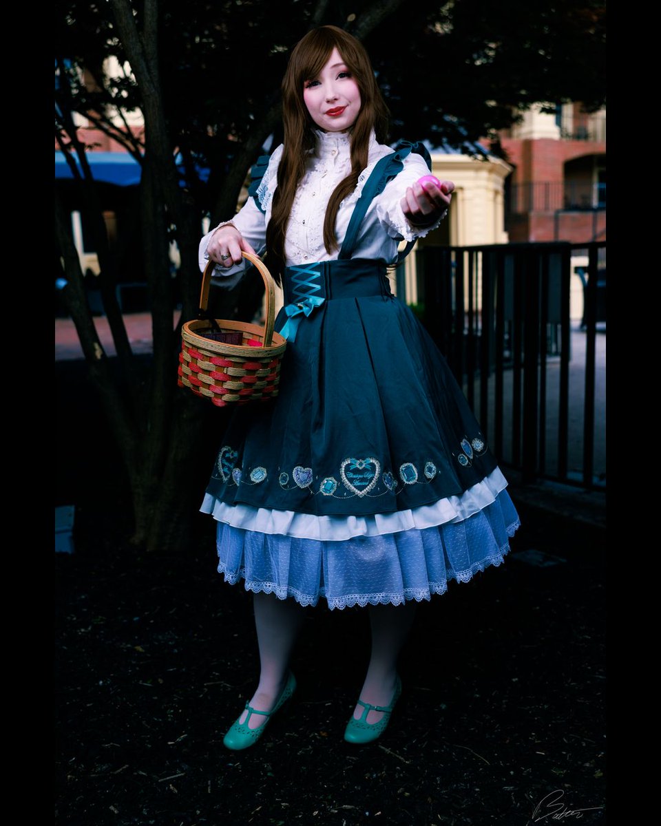 butterphoto's tweet photo. A quiet celebration under the trees — woven lace, satin bows, and a basket of spring. Easter Sunday at MTAC brought out soft pastels and thoughtful details in this elegant ensemble.
#cosplay #mtac #mtac2025 #easterstyle #springfashion #pastelcore https://t.co/zjxXWbWeMR