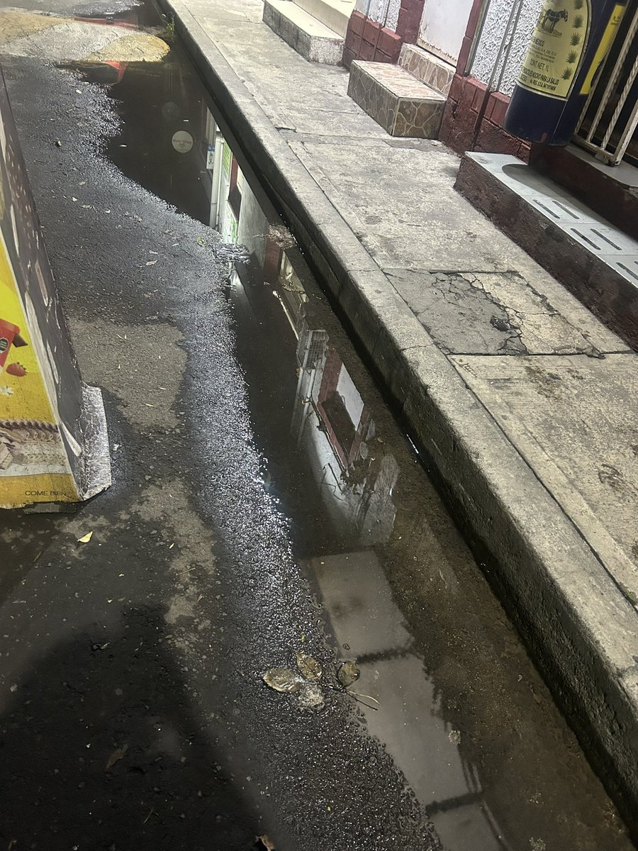 Citlaitzel's tweet photo. No es un charco es el agua potable desperdiciada https://t.co/LwLBCCYwAi