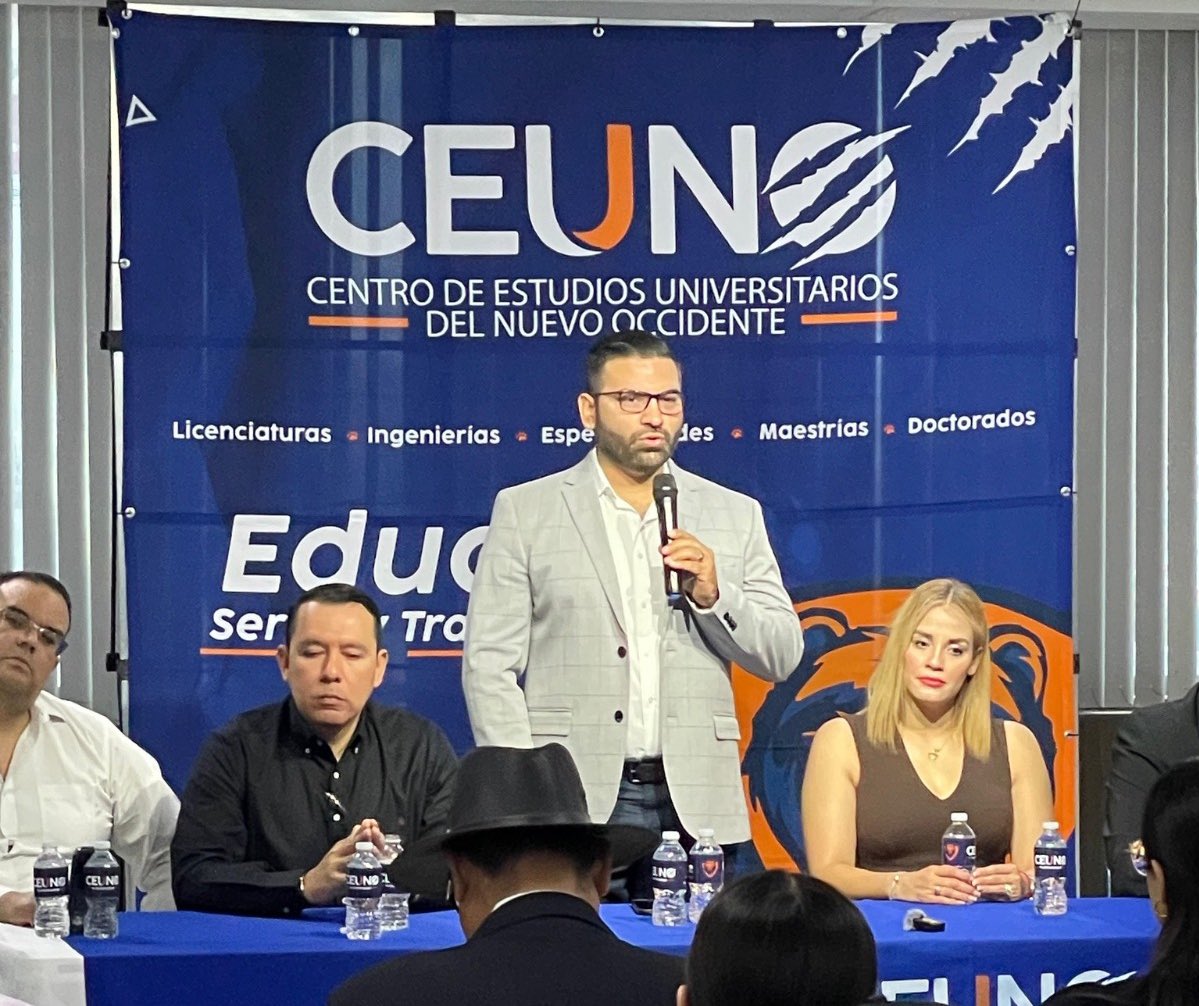 danielacedo2025's tweet photo. Hoy participé en la Mesa de Diálogo con aspirantes a jueces y magistrados, en @CEUNOOficial.

Fue una gran oportunidad para motivar a los estudiantes a participar este 1 de junio. 🗳️ #Vota09 #VotaDanielAcedo #TransformemosElPoderJudicial https://t.co/GtdEk8K8TD