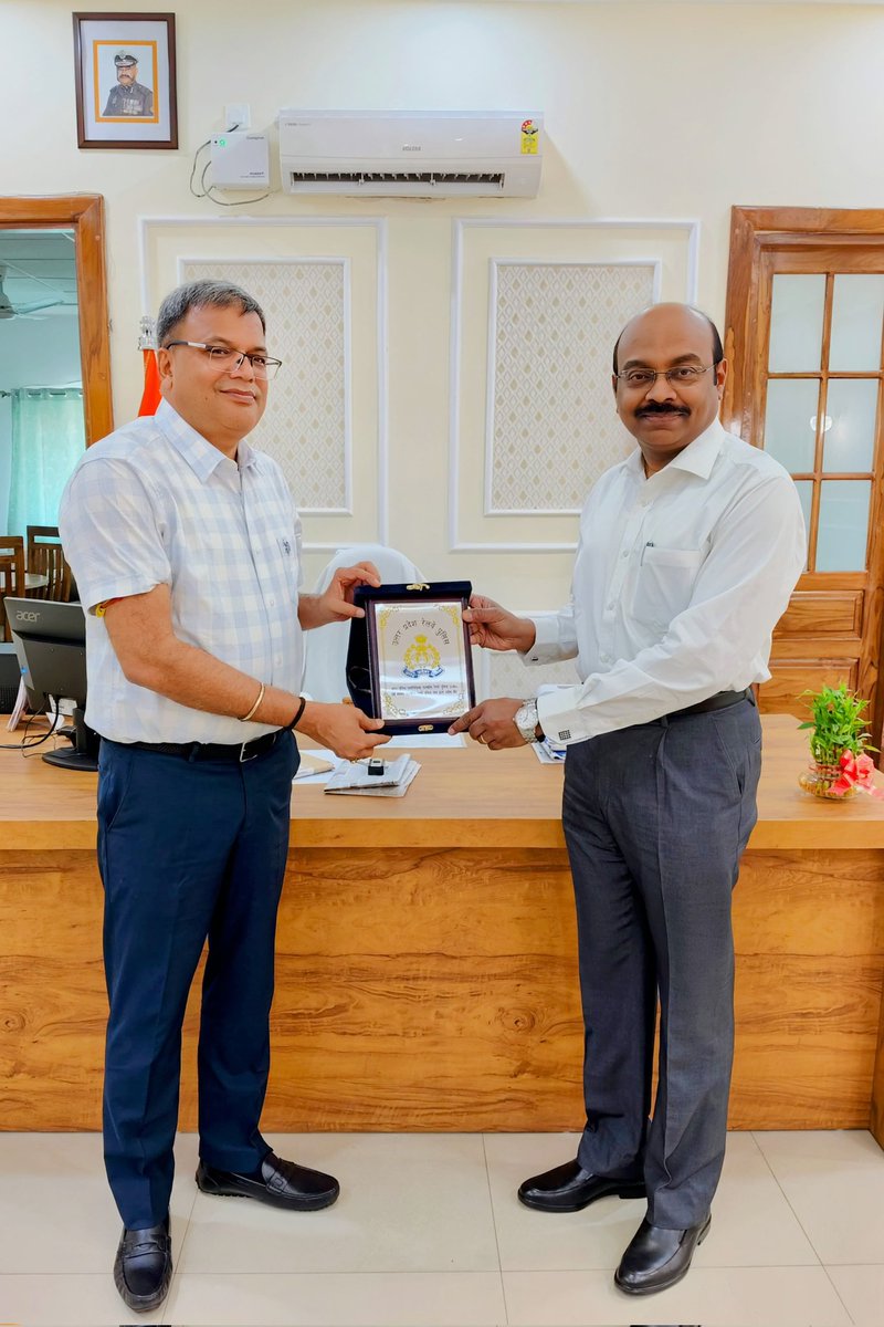 prakashdips's tweet photo. Pleasure to meet Sh. Dhruva Thakur , IPS, ADG UP SSF in the SSF HQ. UP Special Security Force (UP SSF) has been constituted with specific purpose of providing security coverage to vital installations in the State..
#UPSSF
#UPPolice https://t.co/PheGio4Y61