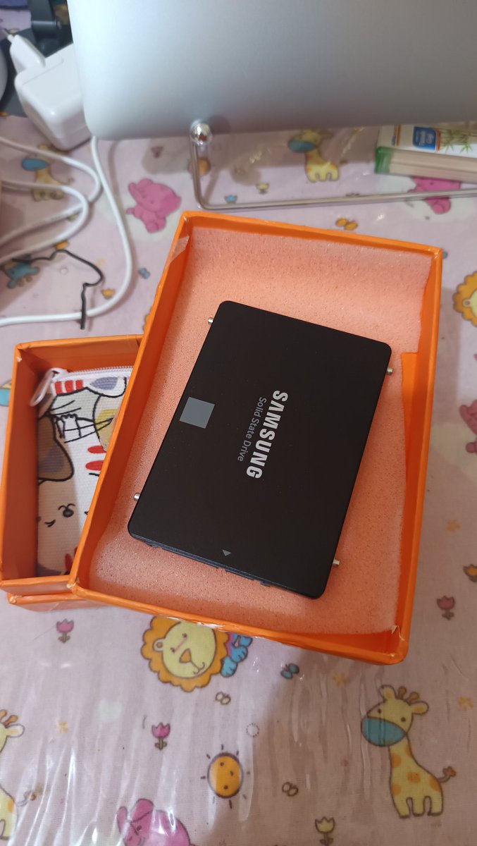 zikuri_'s tweet photo. Wkwkw packingannya lucu, tadinya mau dikasihin ke istri, tapi sayangnya ini punya customer dan semuanya harus dibalikin 😭 https://t.co/K0hpUk1KqK