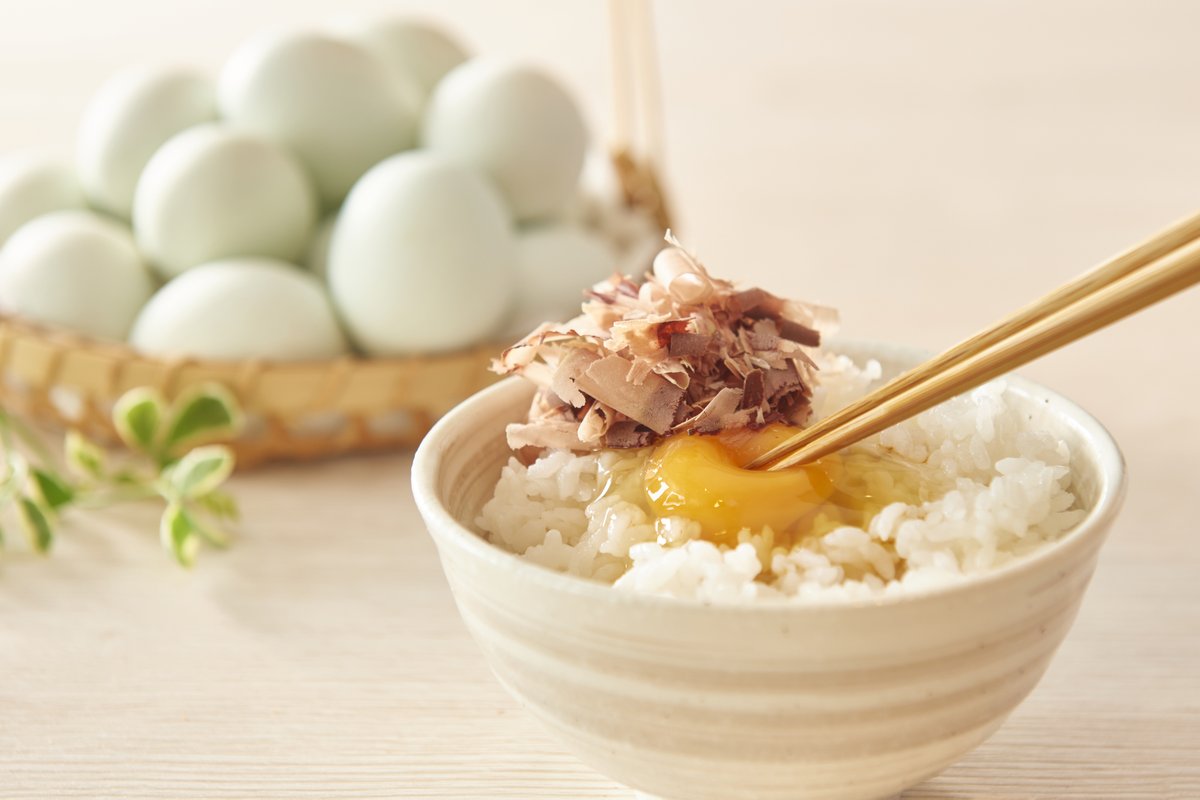 5月22日は #たまご料理の日🥚

二子玉川エクセルホテル東急では、朝食にこだわりの卵かけごはんをご用意しています。
品種改良された鶏が産む「青い卵」を割り、選び抜いたあごだし醤油をかけたら
シェフが目の前で削る鰹節をふんわりと乗せ、完成🍚✨