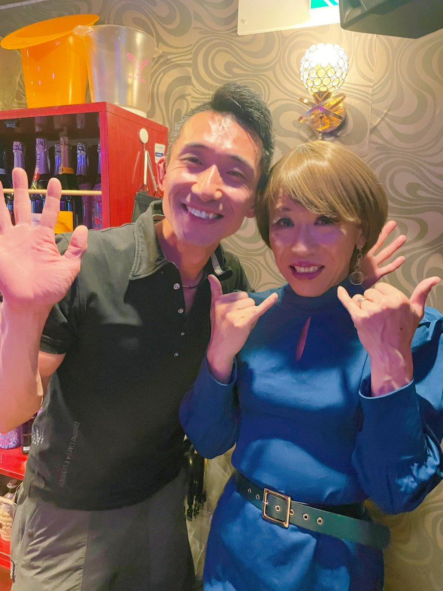 昨日はポールダンスのレッスン後
ハルハルへ😃

今賀はるさんと今週同じ舞台に立つということでご挨拶に☺️

こちらのbarは初めて来たので
内心ソワソワしてましたが
お客様も親しげに話しかけてくださり嬉しかったです☺️

お写真一緒に撮ってくださった
<a href="/atsuki201812/">あつき</a> さん
ありがとう御座います❣️