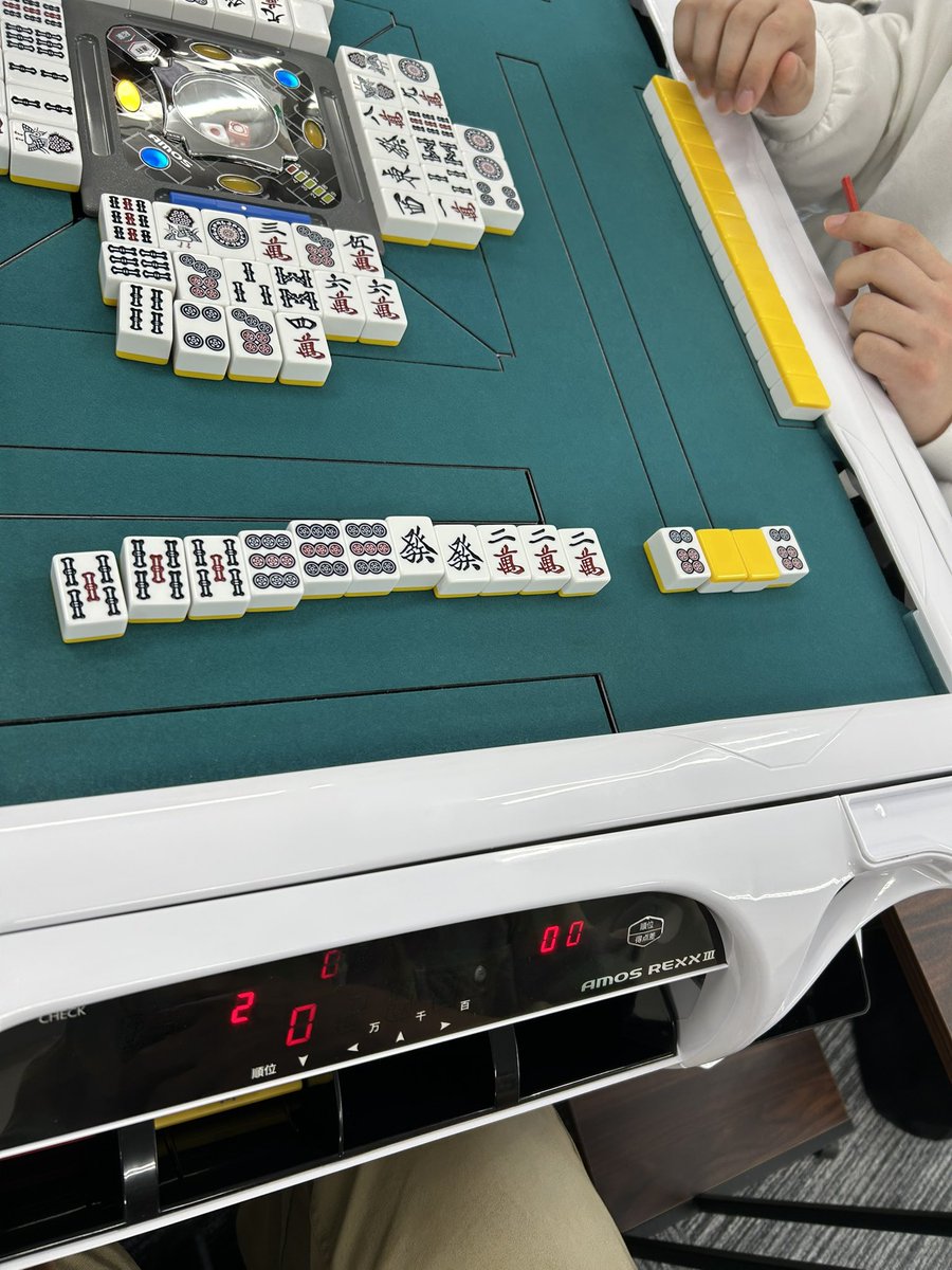 sapporo_comet's tweet image. こんにちは😃
本日、対局コースで四暗刻が出ました!
おめでとうございます㊗️
土曜日はセット麻雀空いてます。
週末の麻雀は札幌健康麻雀センターコメットで!
#麻雀 #札幌市中央区 #セット麻雀 #貸卓 #健康麻雀 #アモスレックス3 #麻雀教室 #雀荘 #ボス猫ケンジ