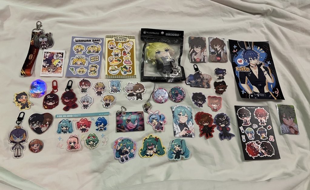 kifuyunn's tweet photo. super late post uhmm BUT HERES MY FANFES HAUL!!! this is my first con in 3 years and im so happy that i got to experience one again 😭❤️ i spent hours in artist alley and im so glad i got all the stuff i was eyeing in the tag.. no one ask how much was spent pls 😅 artists below!! https://t.co/CVhw9uijXU