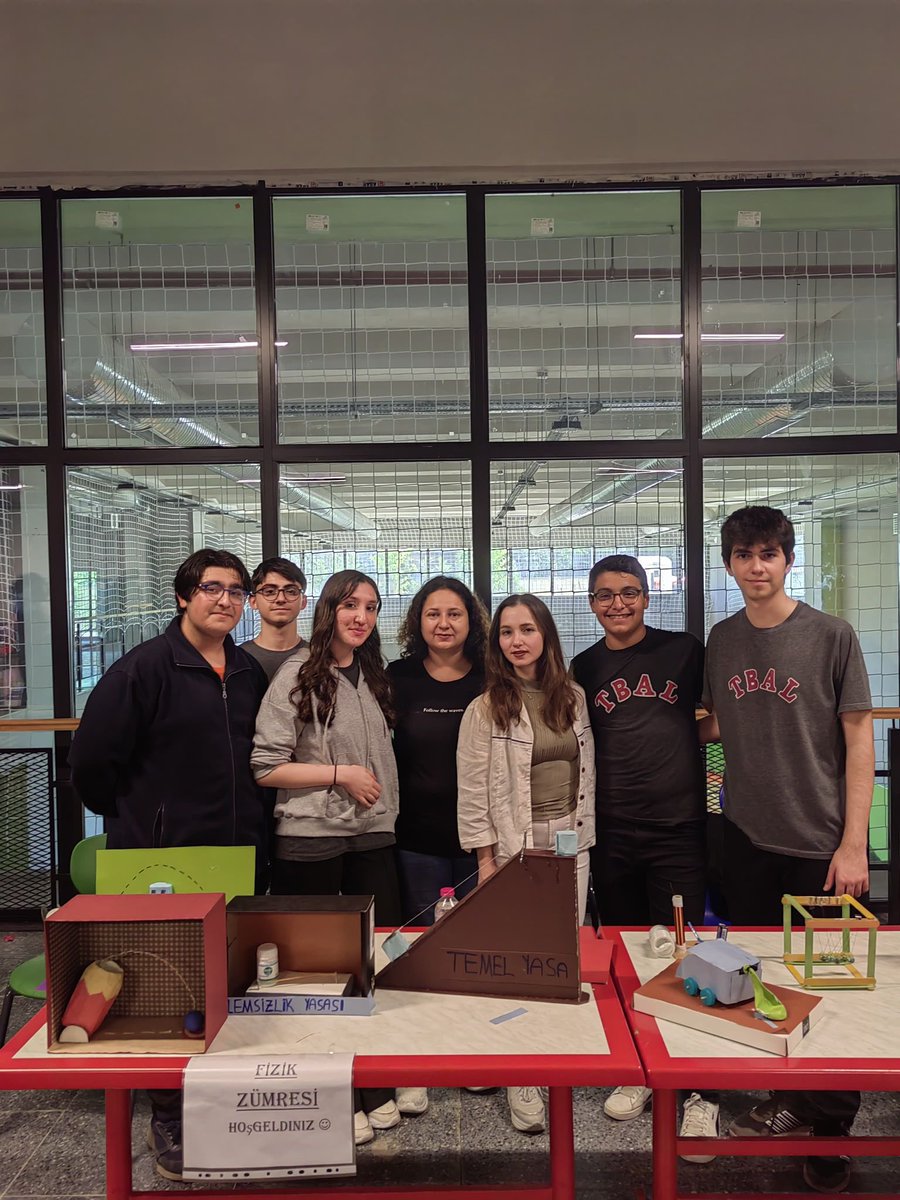 Gençlik Haftası kapsamında kimya ve fizik zümreleri öğretmenlerimizin rehberliğinde öğrencilerimiz, hazırladıkları deneyleri ve projeleri düzenlenen sergide sundular.