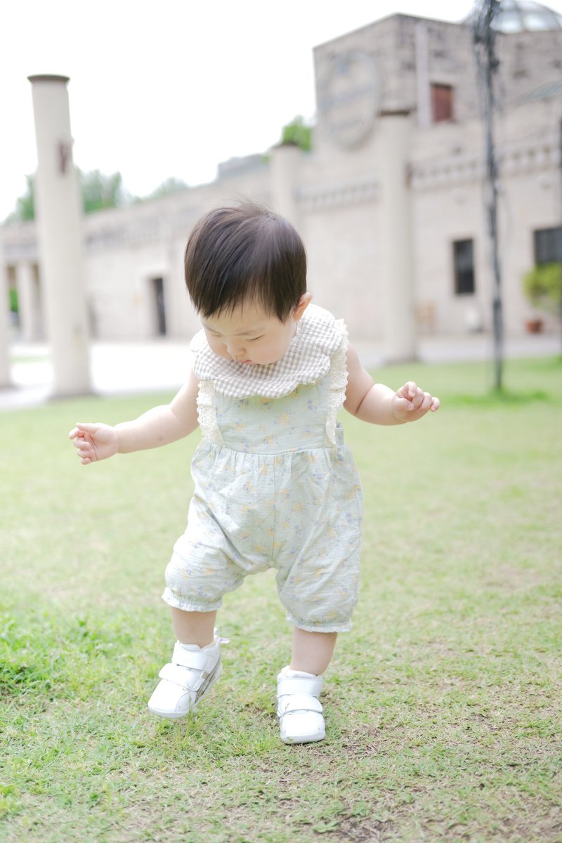Anana207's tweet photo. あれから1年、娘たちもずいぶん大きくなりました！
子どもたちは母親のお腹の中で独立したお部屋で育つDD双胎でした。この場合二卵性双生児の確率が高いのですが、1歳の誕生日を機にずっと曖昧だった卵性を知るためDNA鑑定に出してみたところ結果は一卵性でした。ほぼ同じ遺伝子って不思議ですね。 https://t.co/LDRJi59aIU