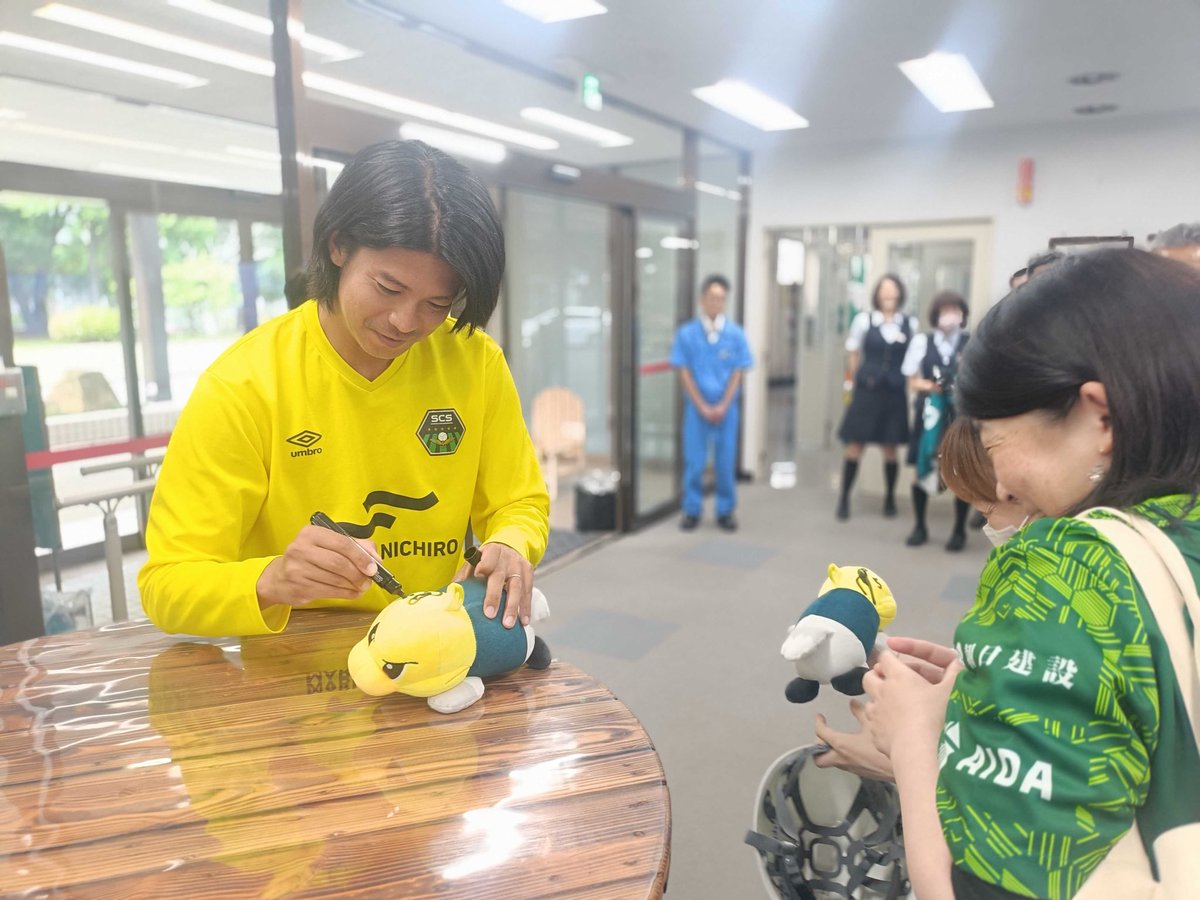 sc_sagamihara's tweet photo. 🎆#サガミスタエナジーフェス🎇
🗓️l 6/14 #高知ユナイテッドSC 戦

🏢#SWCC株式会社 様

サガミスタエナジーフェス2025 グリーンパートナーのSWCC株式会社様に
✔︎5 #田代真一 選手と訪問してきました！

入口の自動ドアを抜けると、業務中にも関らず多くの従業員の方々が田代選手をお出迎えしていただきました！
普段仕事で着ている作業服や帽子にもサインを依頼されており、社員の皆さまには大変喜んでいただきました🙏
SWCCの社員の皆さま、引き続き、SC相模原と田代選手を応援よろしくお願いします！

✍️担当:長瀬
#SC相模原 || #SCS