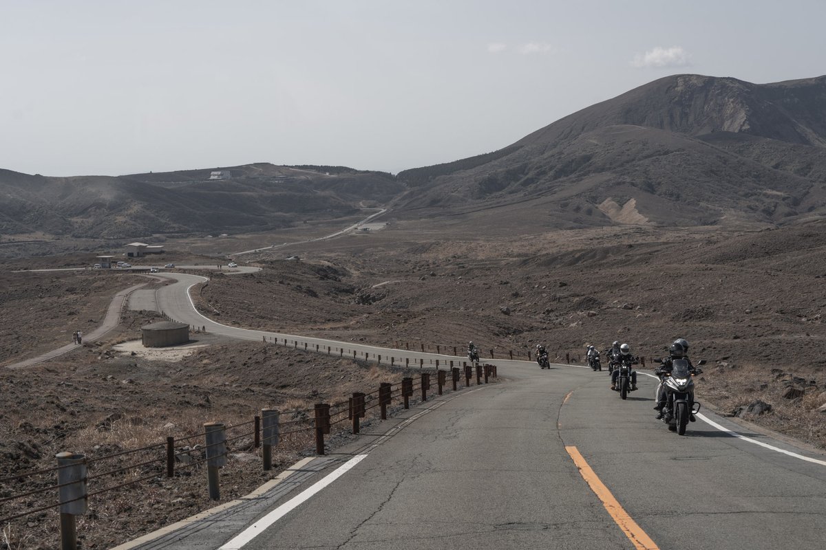 九州旅5日目：阿蘇山公園有料道路。強風等の影響により走行許可率は50％以下の道。まさに世紀末の世界観。