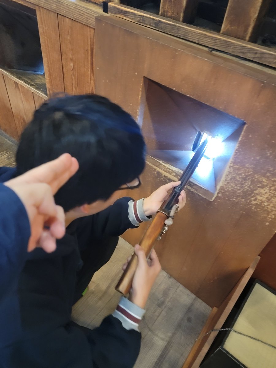 dive_el's tweet photo. 【松山城で歴史と絶���に触れる旅】 
甲冑を身にまとい、いざ出陣！
天守閣から眺めた松山の街並みに、しばし時を忘れました。 
写真じゃ伝えきれない、この迫力と解放感。 
ちょっと本気になる自分がいました。 
#えるだいぶすぽっと https://t.co/Vb4nj0H4Ar