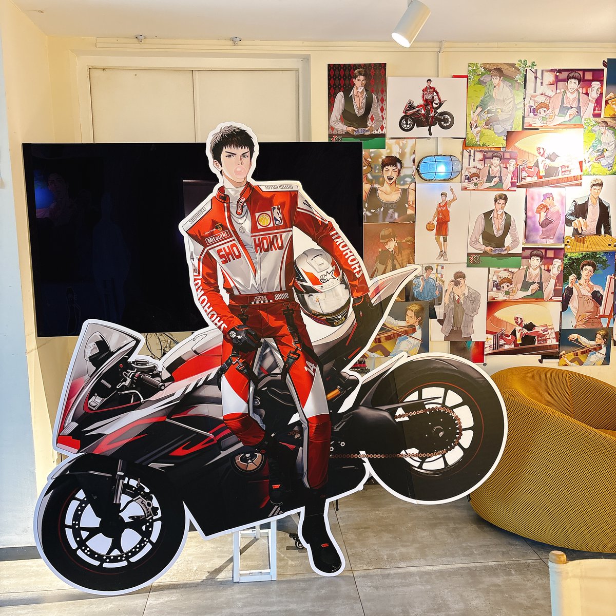 感谢 <a href="/DONUTCOMMU/">도넛🏀</a> 老师的精彩绘图😊 cafe活动当日，我们悬挂起了4米高的挂画，为咪酱庆生！

#无限未来·三井寿生日cafe
#三井寿誕生祭2025
#三井寿生誕祭2025
#5月22日は三井寿の誕生日
#HAPPYJDMDAY