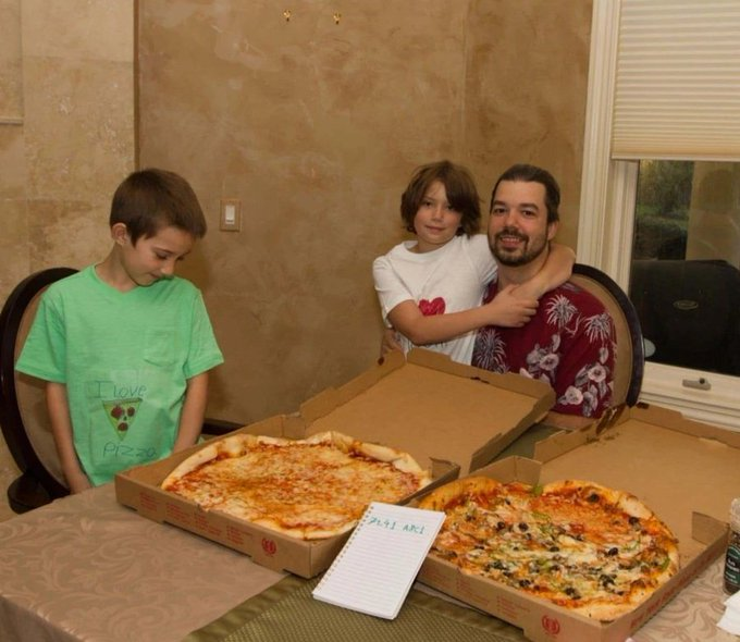 15 years ago, 10,000 BTC bought two pizzas.
Today, that's worth $1.1B. 👀

Let’s celebrate #BitcoinPizzaDay and HOLD with crust-worthy conviction!

To the traders, &amp; HODLers who saw the future early — we salute you. 🙌🍕